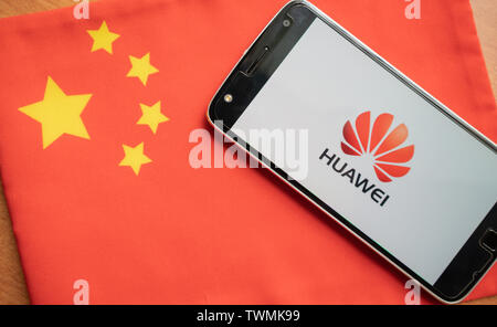 Bangalore, Indien, Juni 4, 2019 Huawei Logo in Mobile auf der Chinesischen Flagge Stockfoto