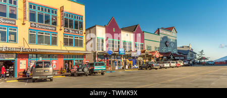 Sept. 17, 2018 - Ketchikan, AK: Geschäfte und geparkten Fahrzeugen auf Fichte Mühle Weise in warmen späten Nachmittag Sonne. In der Nähe von schließzeit, mit wenigen Menschen auf St Stockfoto