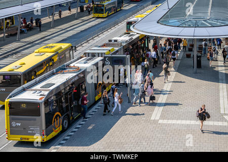 Stadt Busse am Busbahnhof in der Nähe von Bahnhof Utrecht ankommen Stockfoto