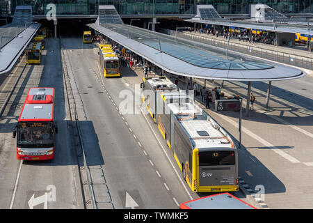 Stadt Busse am Busbahnhof in der Nähe von Bahnhof Utrecht ankommen Stockfoto