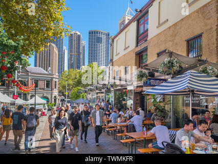 Menschen sitzen außerhalb des Münchener Brauhaus bar auf Playfair Street im Stadtteil The Rocks, Sydney, Australien Stockfoto