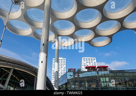 Moderne Dach mit Kreis Glasfenster über Passage Shopping Center Stockfoto
