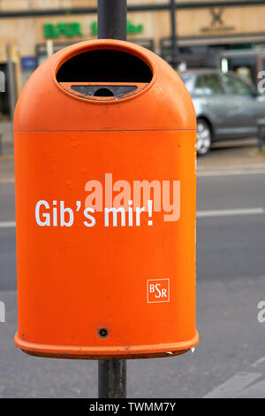 Papierkorb in der Berliner Innenstadt mit der Aufschrift "gib es mir' Stockfoto