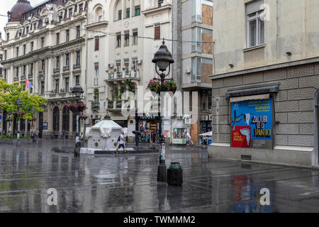 Belgrad, Serbien, 18. Juni 2019: städtische Szene mit Personen zu Fuß den Knez Mihailova während der leichten Regen Stockfoto