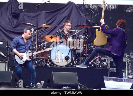 Manic Street Prediger unterstützen Bon Jovi während der Dieses Haus steht nicht zum Verkauf Tour im Wembley Stadion. Stockfoto