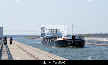 Ein Frachtschiff auf der Trogbrücke 2003 abgeschlossen über die Elbe in der Nähe von Hohenwarthe Stockfoto