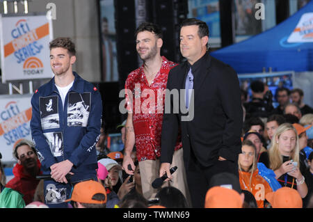 Juni 21, 2019 - New York City, NY, USA - Die Chainsmokers auf der Bühne mit Carson Daly, während der Chainsmokers Performance der NBC Today Show Citi Konzertreihe mit Bebe Rexha, Bulow und Ty Dolla $ ign als besondere Gäste in New York City. (Bild: © efren Landaos/SOPA Bilder über ZUMA Draht) Stockfoto