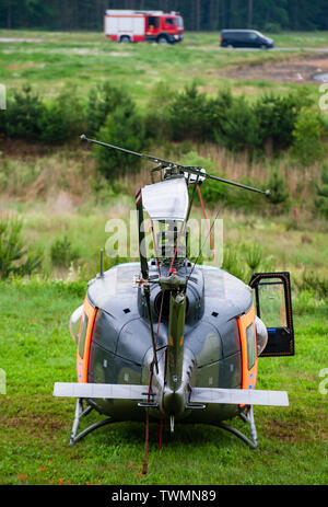 12. Juni 2019, Niedersachsen Faßberg: EIN SAR-Hubschrauber vom Typ Bell UH-1D der Bundeswehr, steht auf dem Gelände der Air Base Faßberg. Foto: Philipp Schulze/dpa Stockfoto