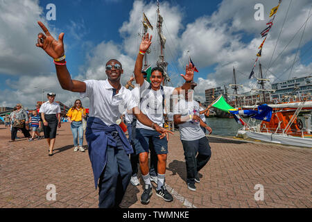 Scheveningen, Niederlande. Juni, 2019 21. SCHEVENINGEN - 21-06-2019, Segeln Scheveningen Tag 2, crew Parade und Preisverleihung Credit: Pro Schüsse/Alamy leben Nachrichten Stockfoto