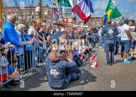 Scheveningen, Niederlande. Juni, 2019 21. SCHEVENINGEN - 21-06-2019, Segeln Scheveningen Tag 2, crew Parade und Preisverleihung Credit: Pro Schüsse/Alamy leben Nachrichten Stockfoto