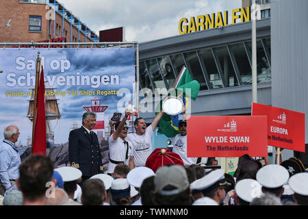 Scheveningen, Niederlande. Juni, 2019 21. SCHEVENINGEN - 21-06-2019, Segeln Scheveningen Tag 2, crew Parade und Preisverleihung Credit: Pro Schüsse/Alamy leben Nachrichten Stockfoto