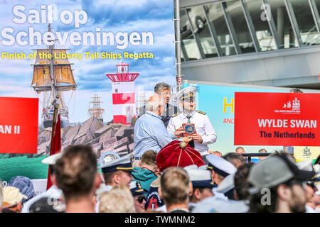 Scheveningen, Niederlande. Juni, 2019 21. SCHEVENINGEN - 21-06-2019, Segeln Scheveningen Tag 2, crew Parade und Preisverleihung Credit: Pro Schüsse/Alamy leben Nachrichten Stockfoto