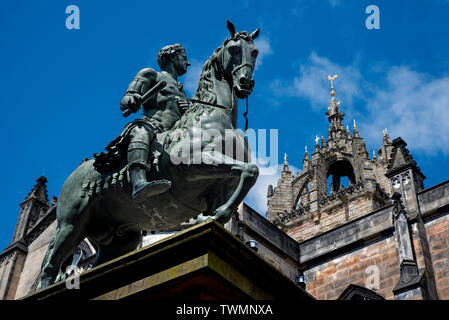 Das Reiterstandbild von Charles II gekleidet wie ein römischer Kaiser im Parlament Platz neben der St Giles Kathedrale, Altstadt, Edinburgh, Schottland, Großbritannien. Stockfoto