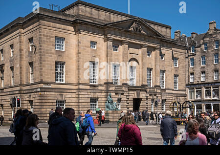 Fußgänger auf der Hohe Straße vorbei an der Edinburgh High Court in der Justiciary Lawnmarket, Edinburgh, Schottland, Großbritannien. Stockfoto