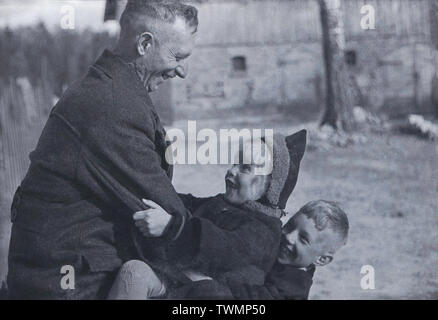 1940er Jahre, historische Bild eines glücklichen Vater spielen mit seinen zwei kleinen Kindern. Stockfoto