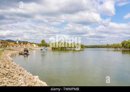 Schöne Aussicht auf die Landschaft der Donau und traditionellen Stadt Szentendre an einem sonnigen Tag im Frühjahr, Ungarn Stockfoto