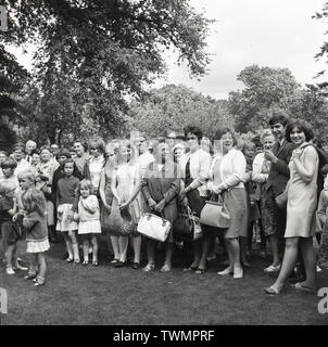 1967, Personen außerhalb am Dorffest, Speen, Buckinghamshire, England, UK, gerade eine Veranstaltung stattfinden. Die Fete kontinuierlich in das Dorf seit 1959. Stockfoto