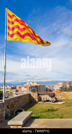 Die Entwicklung im Wind die katalanische Flagge auf den Mauern der Festung über die Altstadt. Stockfoto