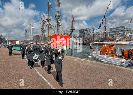 Scheveningen, Niederlande. Juni, 2019 21. SCHEVENINGEN - 21-06-2019, Segeln Scheveningen Tag 2, crew Parade und Preisverleihung Credit: Pro Schüsse/Alamy leben Nachrichten Stockfoto