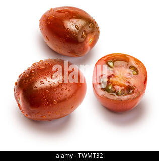 Close-up Cherry Tomaten (Mini kumakos) halbieren und ganze. Mit Tropfen Wasser. Auf weissem Hintergrund. Stockfoto