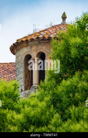 Close-up Turm der Stiftskirche von Santillana del Mar (Cantabria, Spanien). Mittelalterliches Dorf. Romanische Kunst des zwölften Jahrhunderts. Santiago Stockfoto