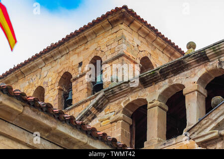 Glockenturm im Turm der Stiftskirche von Santillana del Mar (Cantabria, Spanien). Mittelalterliches Dorf. Romanische Kunst des zwölften Jahrhunderts. S Stockfoto