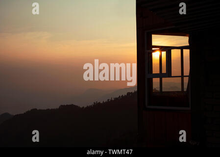 Fenster des Hauses mit Blick auf einen malerischen Blick bei Sonnenuntergang. Sun und Silhouette RF Bild für Angebote mit Copyspace. San José del Pacífico, Mexiko. Mai 2019 Stockfoto