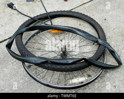 Rand eines flachen Fahrrad Reifen mit dem Ventil einer Handpumpe Stockfoto