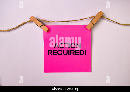 Aktion erforderlich! Auf Haftnotizen auf weißem Hintergrund. Stockfoto