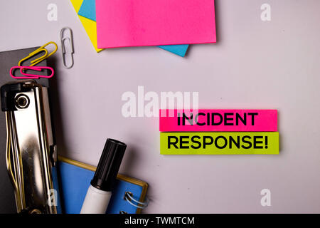 Incident Response! Auf Haftnotizen auf weißem Hintergrund. Stockfoto