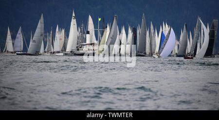 Lindau, Deutschland. Juni, 2019 21. Dutzende Boote segeln am Bodensee aus Lindau für den Beginn der Nacht Regatta an der Regatta "Rund um", während das Dampfschiff "hohentwiel" steht als Starter Schiff in der Mitte der Boote. Mehr als 300 Boote nehmen Sie teil an der Regatta, die dauert bis zum 23.06.2019. Foto: Karl-Josef Hildenbrand/dpa/Alamy leben Nachrichten Stockfoto