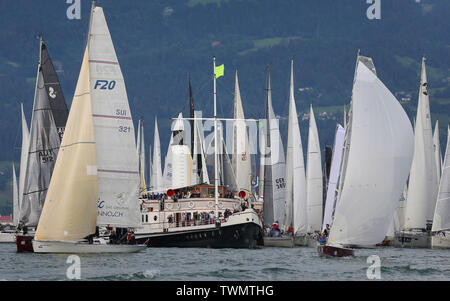 Lindau, Deutschland. Juni, 2019 21. Dutzende Boote segeln am Bodensee aus Lindau für den Beginn der Nacht Regatta an der Regatta "Rund um", während das Dampfschiff "hohentwiel" steht als Starter Schiff in der Mitte der Boote. Mehr als 300 Boote nehmen Sie teil an der Regatta, die dauert bis zum 23.06.2019. Foto: Karl-Josef Hildenbrand/dpa/Alamy leben Nachrichten Stockfoto