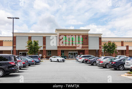 MOORESVILLE, NC, USA - 19. JUNI 2019: Publix Essen & Apotheke Gebäude und viel Parkplatz. Stockfoto