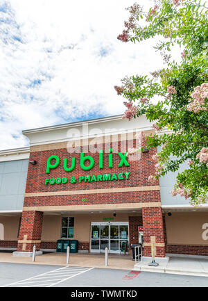 MOORESVILLE, NC, USA - 19. JUNI 2019: Publix Essen & Apotheke Gebäude und viel Parkplatz. Bild vertikal. Stockfoto