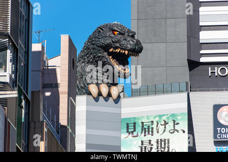 Tokio - Dez 30: Leiter der Godzilla Puppe in Shinjuku district in Tokio am 30. Dezember. 2016 in Japan Stockfoto