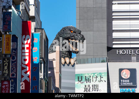 Tokio - Dez 30: Leiter der Godzilla Puppe in Shinjuku district in Tokio am 30. Dezember. 2016 in Japan Stockfoto