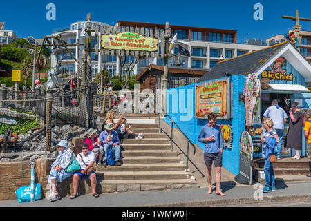 Woolacombe, North Devon. 21. Juni 2019. UK Wetter: Zur Sommersonnenwende, Urlauber genießen Sie einen Mittagssnack während Einweichen fup den Sonnenschein in der North Devon Stadt von Woolacombe. Credit: Terry Mathews/Alamy leben Nachrichten Stockfoto