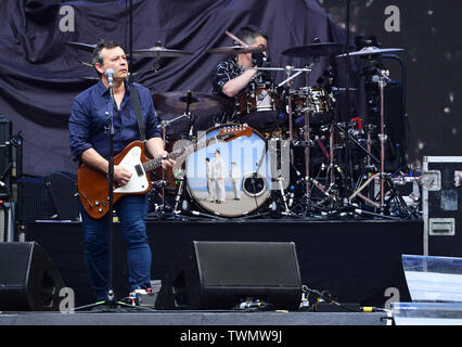 Manic Street Prediger unterstützen Bon Jovi während der Dieses Haus steht nicht zum Verkauf Tour im Wembley Stadion. Stockfoto