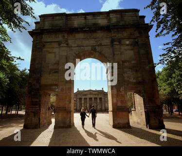 Glasgow, Schottland, Großbritannien, 21. Juni, 2019. UK Wetter: Sonnig in der Stadt für den längsten Tag und die Sommersonnenwende am McLennan Bogen im Glasgow Green Park. Credit: Gerard Fähre / alamy Leben Nachrichten Stockfoto