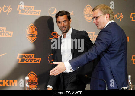 FC Shakhtar Donetsk-CEO Sergey Palkin (R) und der ehemalige Kapitän von Shakhtar Donetsk und Kroatien Nationalmannschaft Darijo Srna (L) während des ersten Srna Pressekonferenz als Assistent Manager für Shakhtar Donetsk FC, in Kiew zu sehen. Stockfoto