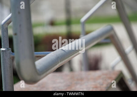 Metall Handläufe auf die Straße zu überqueren, Nahaufnahme, Schatten. Stockfoto