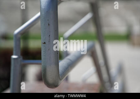 Metall Handläufe auf die Straße zu überqueren, Nahaufnahme, Schatten. Stockfoto