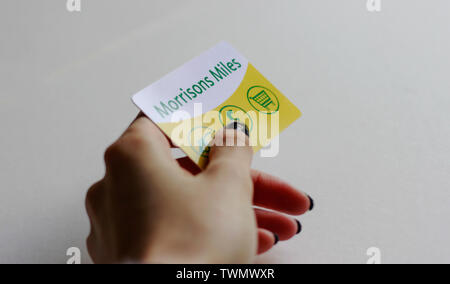 LONDON, UK, März 2019 Woman's Holding Morrisons Meilen Treuekarte, Belohnung, Kunden Point Karte für Kraftstoff und Lebensmittel. Stockfoto