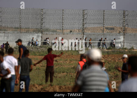 In Gaza. Juni, 2019 21. Palästinensische Demonstranten Zusammentreffen mit israelischen Truppen auf der Gaza-Israel Grenze, östlich von Gaza-stadt, am 21. Juni 2019. Mindestens 81 Palästinenser am Freitag Nachmittag bei Auseinandersetzungen zwischen palästinensischen Demonstranten und israelischen Soldaten im Osten Gazastreifen verletzt wurden, in der Nähe der Grenze zu Israel, die Ärzte sagten. Quelle: Xinhua/Alamy leben Nachrichten Stockfoto