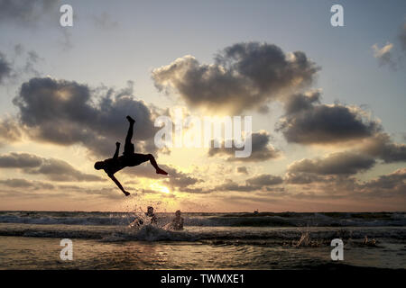 Gaza, Gaza, Palästina. Juni, 2019 21. Palästinensische jugendliche Praxis Parkour in Gaza City beach Credit: Mohamed Zarandah/Quds Net News/ZUMA Draht/Alamy leben Nachrichten Stockfoto