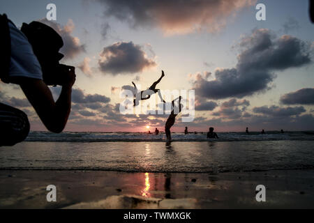 Gaza, Gaza, Palästina. Juni, 2019 21. Palästinensische jugendliche Praxis Parkour in Gaza City beach Credit: Mohamed Zarandah/Quds Net News/ZUMA Draht/Alamy leben Nachrichten Stockfoto