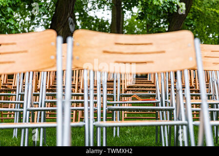 Alten Holztisch und Stühle. Rustikale Gartenmöbel Stockfoto, Bild