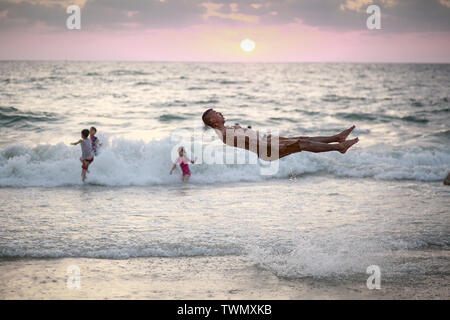 Gaza, Gaza, Palästina. Juni, 2019 21. Palästinensische jugendliche Praxis Parkour in Gaza City beach Credit: Mohamed Zarandah/Quds Net News/ZUMA Draht/Alamy leben Nachrichten Stockfoto