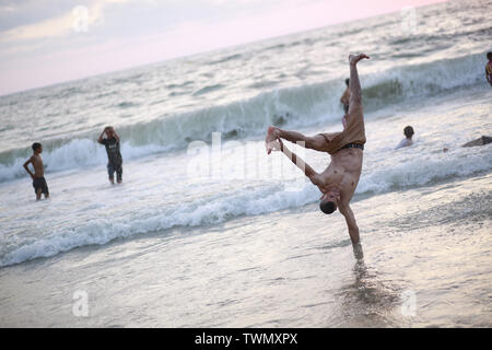 Gaza, Gaza, Palästina. Juni, 2019 21. Palästinensische jugendliche Praxis Parkour in Gaza City beach Credit: Mohamed Zarandah/Quds Net News/ZUMA Draht/Alamy leben Nachrichten Stockfoto