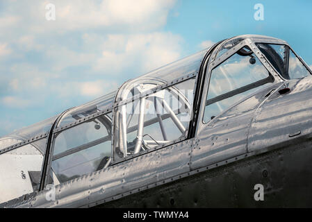 Alte flugzeugkabine vor blauem Himmel. Klassische Flugzeuge mit Silber und genietet Rumpf Stockfoto